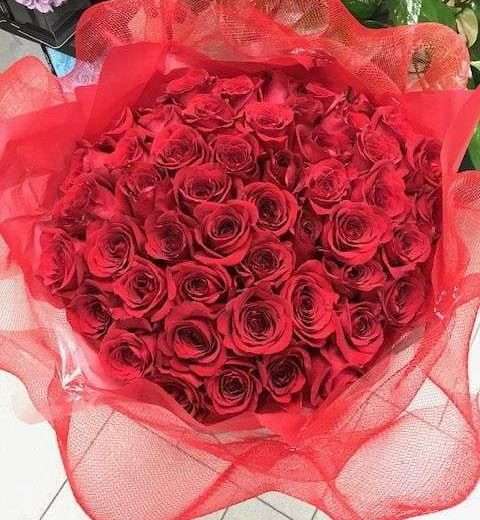 Ramo Buchon red roses